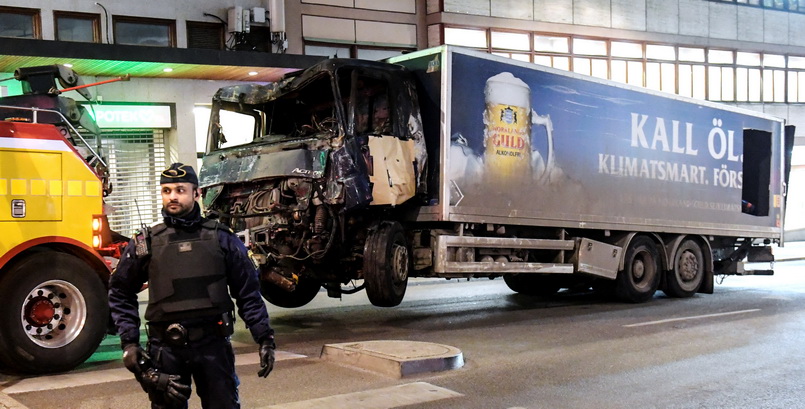 รถบรรทุกเบียร์ที่คนร้ายขับพุ่งชนห้างสรรพสินค้าในกรุงสตอกโฮล์มถูกลากออกไปจากจุดเกิดเหตุ เมื่อช่วงเช้ามืดวันนี้ (8 เม.ย.)
