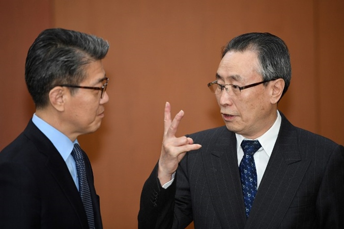 <i>อู๋ ต้าเหว่ย ผู้แทนพิเศษด้านกิจการคาบสมุทรเกาหลีของจีน (ขวา) พูดสนทนากับ คิม ฮอง-คยุน ผู้แทนระดับสูงด้านนิวเคลียร์ของเกาหลีใต้ ที่กรุงโซลเมื่อวันจันทร์ (10 เม.ย.)  คิมแถลงภายหลังการหารือว่า เกาหลีใต้กับจีนเห็นพ้องต้องกันว่าจะเพิ่มมาตรการ “แรง” ในการตอบโต้เกาหลีเหนือมากขึ้นอีก หากโสมแดงยังคงเดินหน้าทดลองอาวุธนิวเคลียร์ หรือยิงขีปนาวุธข้ามทวีป </i>