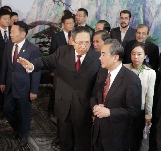 รัฐมนตรีกระทรวงต่างประเทศจีน นาย หวัง อี้ (ขวา) และเลขาธิการพรรคคอมมิวนิสต์ประจำมณฑลอันฮุย นาย หลี่ จิ่นปิน (ซ้าย) กำลังสนทนากันในงานกิจกรรมแนะนำมณฑลอันฮุย (ภาพ: Zaw Ye Aung, Skynet Myanmar)