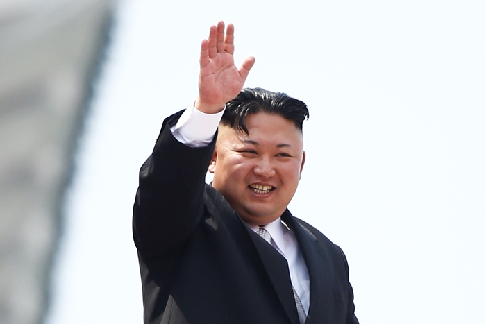 <i>คิม จองอึน ผู้นำเกาหลีเหนือ โบกมือให้ผู้คนที่เข้าร่วมการสวนสนามครั้งมโหฬารในกรุงเปียงยางเมื่อวันเสาร์ (15 เม.ย.) </i>