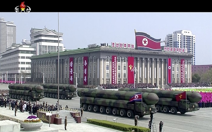 <i>ภาพนิ่งซึ่งถ่ายจากวิดีโอของสถานีโทรทัศน์เคอาร์ทีของเกาหลีเหนือ  แสดงให้เห็นขีปนาวุธที่มองเห็นแต่ตัวท่อสำหรับยิง และรถบรรทุกที่ใช้ลำเลียง แต่ผู้เชี่ยวชาญบางคนบอกว่าข้างในท่อยิงอาจจะเป็นขีปนาวุธนำวิถีข้ามทวีปซึ่งอยู่ระหว่างการพัฒนาของโสมแดง  ทั้งนี้เกาหลีเหนือนำขีปนาวุธนี้ออกมาโชว์ระหว่างการสวนสนามครั้งมโหฬารในกรุงเปียงยางวันเสาร์ (15 เม.ย.) นี้ </i>