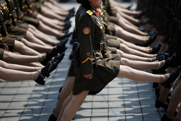 <i>แถวทหารหญิงเกาหลีเหนือ </i>