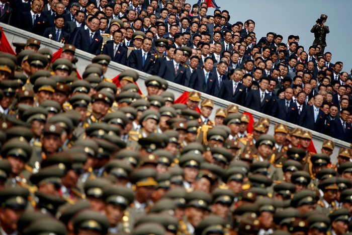 <i>ทหารและเจ้าหน้าที่เกาหลีเหนือ ซึ่งเข้าร่วมชมการสวนสนามในกรุงเปียงยางเมื่อวันเสาร์ (15 เม.ย.) </i>