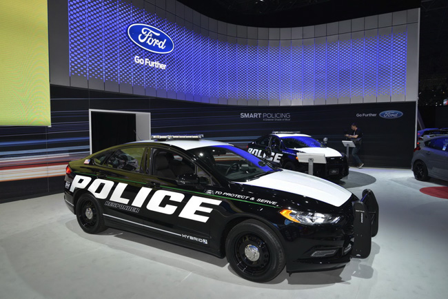 Ford เปิดตัวรถสายตรวจขุมพลังไฮบริดออกมาแล้วกับรุ่น Fusion Hybrid Police Responder ใช้เครื่องยนต์เบนซิน 4 สูบ 2,000 ซีซีเป็นกำลังหลัก และมีมอเตอร์ไฟฟ้าช่วยขับเคลื่อน สามารถแล่นโหมด EV ได้ด้วยความเร็วสูงสุด 96 กิโลเมตร/ชั่วโมง