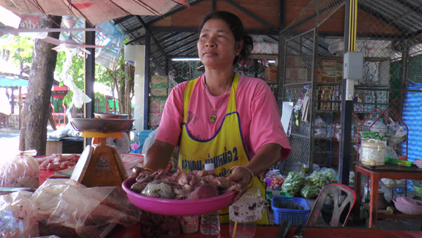 กาสิโนพ่นพิษ! พ่อค้าแม่ค้าตลาดชายแดนช่องสายตะกู อ.บ้านกรวด จ.บุรีรัมย์ โวยเดือดร้อนหนัก สินค้า ผัก ผลไม้ อาหาร ขายไม่ได้เน่าเสียจำนวนมาก ขาดทุนรายละ 3 – 5 หมื่นบาท วันนี้ (19 เม.ย.)   