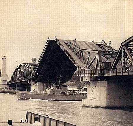 สะพานพุทธฯเมื่อครั้งที่ยังเปิดให้เรือใหญ่ผ่าน
