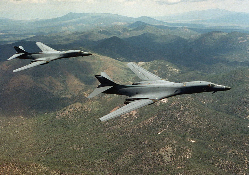 เครื่องบินทิ้งระเบิดทางยุทธศาสตร์ B-1B Lancer ของสหรัฐฯ ขณะกำลังบินอยู่เหนือเทือกเขาในรัฐไวโอมิง (แฟ้มภาพไม่ระบุปี) 