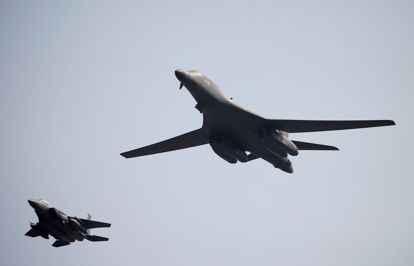 เครื่องบินทิ้งระเบิดทางยุทธศาสตร์ B-1B Lancer จำนวน 2 ลำ ขณะบินเหนือฐานทัพอากาศโอซานของเกาหลีใต้ เมื่อวันที่ 13 ก.ย. ปีที่แล้ว (แฟ้มภาพ)