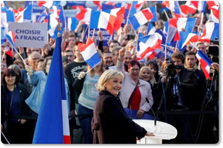 เลือกตั้งประธานาธิบดีฝรั่งเศสรอบ 2 มารีน เลอ แปน (Marine Le Pen  )อดีตผู้นำพรรคชาตินิยมขวาจัดฝรั่งเศส FN อยู่ท่าทกลางผู้สนับสนุนในการหาเสียงที่เอ็นเนเมน( Ennemain ) ทางตอนเหนือของฝรั่งเศส ก่อนการเลือกตั้งที่จะมีขึ้นในวันอาทิตย์(7 พ.ค) (วันที่ 4  พ.ค ภาพรอยเตอร์)