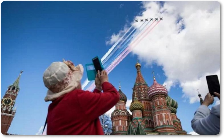 นักท่องเที่ยวจับภาพการซ้อมฝูงเครื่องบินรบรัสเซีย บินเหนือพระราชวังเครมลิน กรุงมอสโก รัสเซีย เนื่องในวันประกาศชัยชนะที่จะมีขึ้นในวันที่ 9  พ.ค ที่จะถึงนี้ ครบรอบ 72 ปีได้ชัยชนะในสงครามโลกครั้งที่ 2 (วันที่ 5 พ.ค ภาพเอพี)