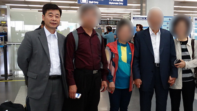 คิม ฮัก ซอง (ซ้ายสุด) ชาวอเมริกันเชื้อสายเกาหลีซึ่งถูกจับในเกาหลีเหนือเป็นรายล่าสุด