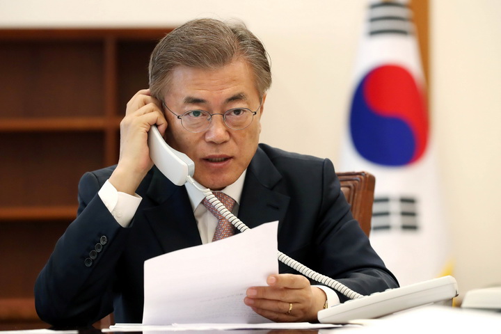 ประธานาธิบดีมุน แจอิน ของเกาหลีใต้ พูดโทรศัพท์กับสี จิ้นผิง ประธานาธิบดีจีน จากทำเนียบประธานาธิบดีในกรุงโซลในวันพฤหัสบดี (11 พ.ค.)  ภาพนี้ถ่ายโดยทำเนียบประธานาธิบดีโสมขาวและสำนักข่าวยอนฮัปนำออกเผยแพร่
