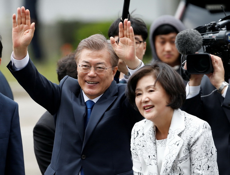 มุน แจอิน ประธานาธิบดีคนใหม่ของเกาหลีใต้ และนาง คิม จุง-ซุก สตรีหมายเลขหนึ่ง