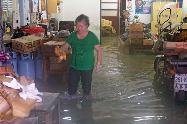 น้ำท่วมบ้านเรือนประชาชนในย่านจินซันของกรุงนิวไทเป (ภาพ เอเอฟพี)