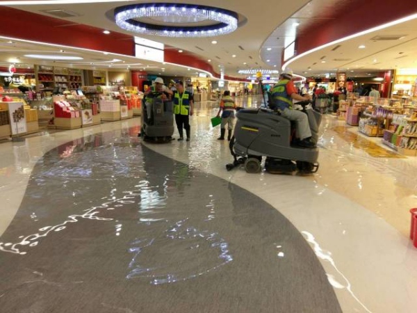 น้ำท่วมขังภายในอาคารรับรองผู้โดยสารของสนามบินเถาหยวน (ภาพ เอเจนซี)