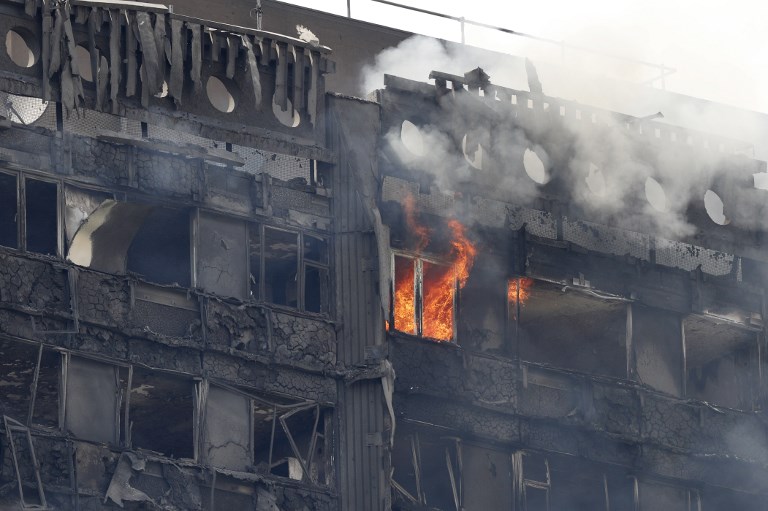<i>ทั้งไฟและควันกลืนกินอาคารที่พักอาศัย “เกรนเฟลล์ ทาวเวอร์” ในกรุงลอนดอน ช่วงกลางวันของวันพุธ (14 มิ.ย.) </i>