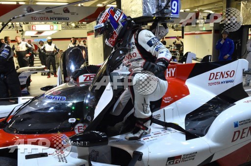 France driver Nicolas Lapierre takes a relay with his Toyota TS050 Hybrid N?9 during the fourth the qualifying practice session of the Le Mans 24 hours endurance race, on June 15, 2017 in Le Mans northwestern France. Sixty cars with 180 drivers will participate on June 17 and 18 June at the 85rd Le Mans 24-hours endurance race. Jean-Francois Monier/AFP