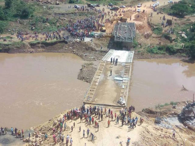 สะพาน Sigiri ในประเทศเคนยาเกิดพังถล่ม (ภาพเดอะสตาร์ สื่อเคนยา)