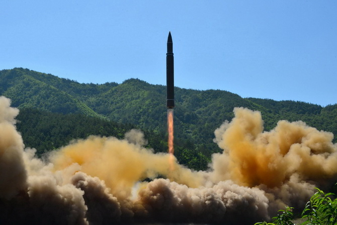 ภาพที่เผยแพร่โดยสำนักข่าวทางการเกาหลีเหนือในวันอังคาร (4 ก.ค.) แสดงให้เห็นการทดสอบยิงขีปนาวุธ “ฮวาซอง-14” ซึ่งโสมแดงคุยว่าเป็นขีปนาวุธนำวิถีข้ามทวีป (ไอซีบีเอ็ม) 