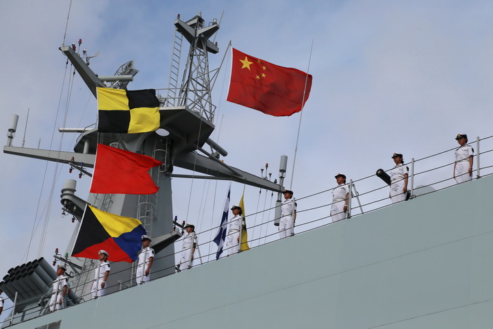 ทหารกองทัพปลดแอกประชาชนจีน(พีแอลเอ) ยืนประจำการบนเรือลำหนึ่ง ที่กำลังเคลื่อนขบวนจากท่าเรือของกองทัพในเมืองจ้านเจียง มณฑลกวางตุ้ง ทางใต้ของประเทศ สู่จุดหมายปลายทางคือการไปจัดตั้งฐานสนับสนุนในจิบูตี