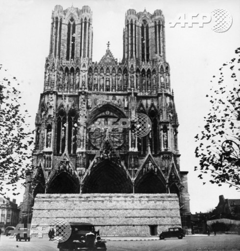 Picture released in the 40s of the cathedral of Reims under construction. AFP