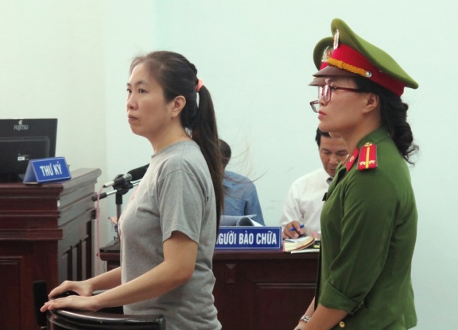 <br><FONT color=#000033>เหวียน หง็อก ญือ กวีง บล็อกเกอร์ชาวเวียดนาม (ซ้าย) ยืนฟังการพิจารณาคดีที่ศาลในจ.ญาจาง เมื่อวันที่ 29 มิ.ย. หลังถูกจับกุมตัวในข้อหาโฆษณาชวนเชื่อต่อต้านรัฐ และล่าสุดมีบล็อกเกอร์อีกรายหนึ่งถูกจับตัวในจ.เหงะอาน ที่ถูกกล่าวหาว่าดำเนินกิจกรรมเพื่อพยายามโค่นล้มรัฐบาล. -- Agence France-Presse/Vietnam News Agency/Stringer.</font></b>