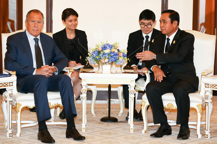 เซอร์เก ลาฟรอฟ รัฐมนตรีต่างประเทศรัสเซีย พบปะกับพลเอกประยุทธ์ จันทร์โอชา นายกรัฐมนตรีของไทย ที่ทำเนียบรัฐบาลในวันพฤหัสบดี(10ส.ค.) 