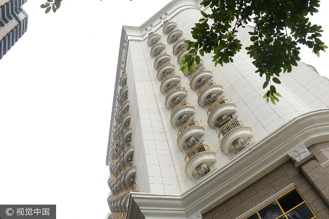 ผนังตึกโรงแรมแห่งหนึ่งในฉงชิ่ง เต็มไปด้วยคอมเพรสเซอร์แอร์นับร้อยบนระเบียงโค้งมน ราวกับปีศาจพันตา(ภาพจาก VCG)