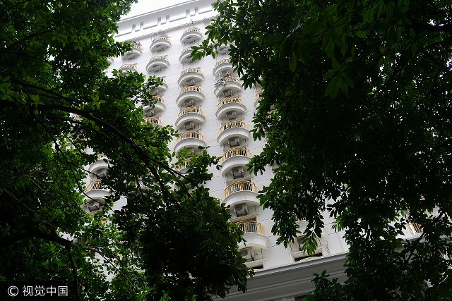 ผนังตึกโรงแรมแห่งหนึ่งในฉงชิ่ง เต็มไปด้วยคอมเพรสเซอร์แอร์นับร้อยบนระเบียงโค้งมน ราวกับปีศาจพันตา(ภาพจาก VCG)