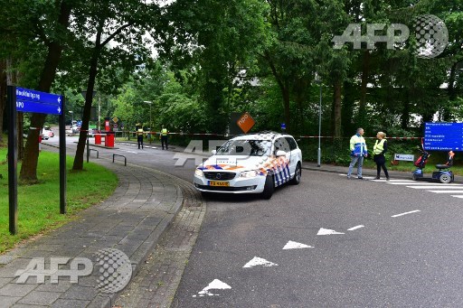 Police secure the area near the NPO 3FM public radio-television building in Hilversum, on August 17, 2017, where a hostage-taker holding a woman has been arrested. A hostage-taker has been arrested after holding a woman for 1h30 in the NPO 3FM public radio-television building in Hilversum, on August 17, 2017. Michiel van Beers/ANP/AFP