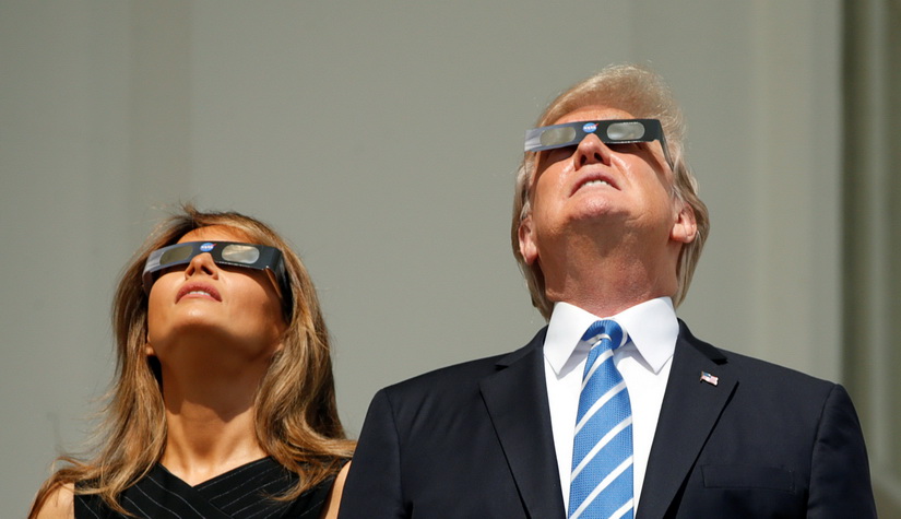 ผู้นำสหรัฐฯ และภริยาสวมแว่นกรองแสงชมสุริยุปราคาที่ทำเนียบขาว