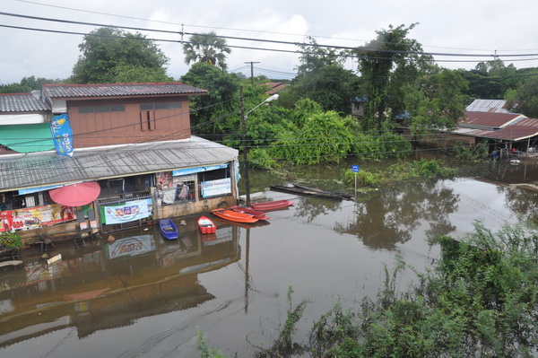 ชาวบ้านที่พักอาศัยริมแม่น้ำมูล ยังถูกน้ำท่วมหนักจากอิทธิพลพายุ ปาข่า