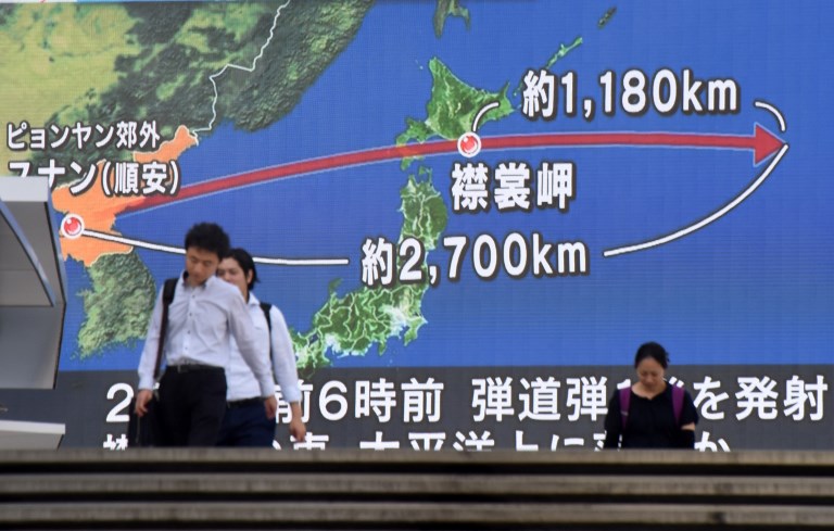 <i>จอภาพขนาดยักษ์ในกรุงโตเกียวแสดงเส้นทางของขีปนาวุธเกาหลีเหนือลูกล่าสุดที่ยิงข้ามประเทศญี่ปุ่น เมื่อเช้าวันอังคาร (29 ส.ค.) </i>