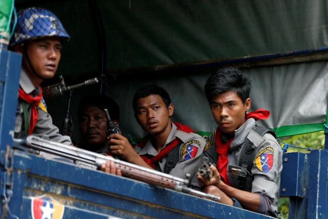 <br><FONT color=#000033>ตำรวจพม่านั่งรถบรรทุกออกลาดตระเวนในเมืองหม่องดอ. -- Reuters/Soe Zeya Tun.</font></b>