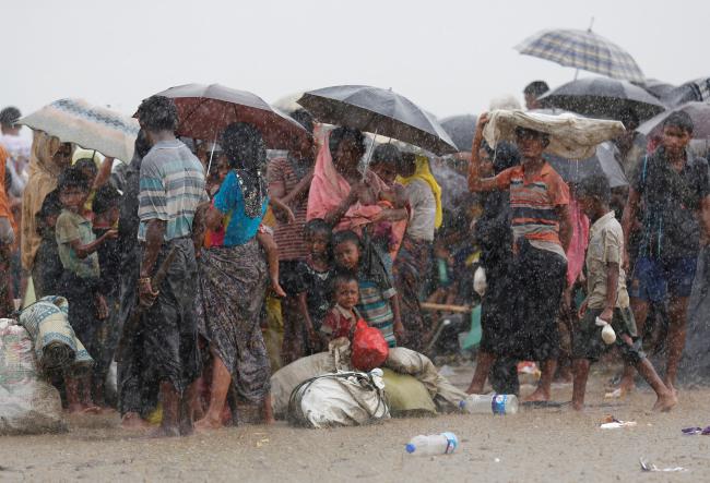 <br><FONT color=#000033>ผู้ลี้ภัยชาวโรฮิงญายืนรวมกลุ่มท่ามกลางสายฝนที่ตกลงมาอย่างหนัก หลังเจ้าหน้าที่รักษาชายแดนบังกลาเทศเข้าควบคุมตัวเนื่องจากลอบข้ามพรมแดนผิดกฎหมาย ในเมืองเทคนาฟ บังกลาเทศ. -- Reuters/Mohammad Ponir Hossain.</font></b>