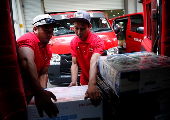 Ninja Van employees load up a delivery van at their office in Singapore September 7, 2017. REUTERS/Edgar Su