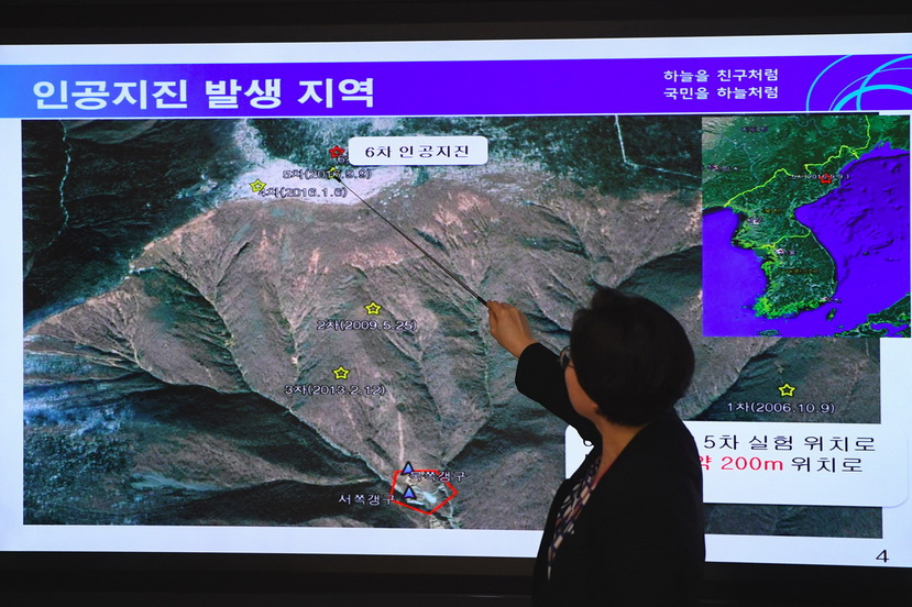 ลี มี ซอน ผู้อำนวยการศูนย์แผ่นดินไหวและภูเขาไฟแห่งชาติเกาหลีใต้ ชี้ไปยังจุดที่เกิดแผ่นดินไหวเทียมจากการทดสอบนิวเคลียร์ในเกาหลีเหนือ เมื่อวันที่ 3 ก.ย.
