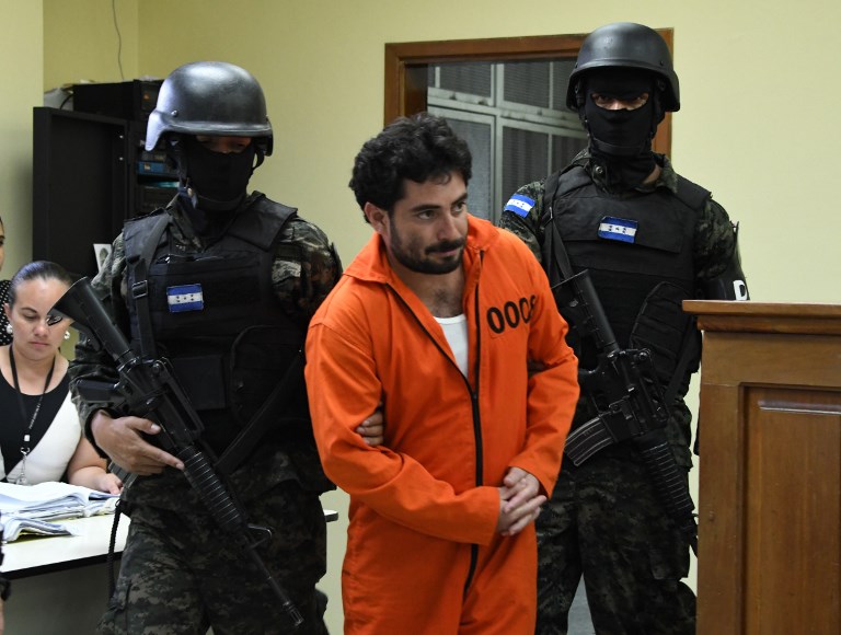 ปลูตาร์โก รูอิซ จำเลยในคดีฆาตกรรมมิสฮอนดูรัสเวิลด์ 2014 และพี่สาว ถูกนำตัวไปยังศาลที่กรุงเตกูซิกัลปา เมื่อวันที่ 4 พ.ค. ที่ผ่านมา (แฟ้มภาพ) 