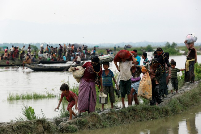 ชาวโรฮิงญาขนข้าวของหลบหนีความรุนแรงในพม่ามุ่งหน้าไปบังกลาเทศ. -- Reuters/Danish Siddiqui.