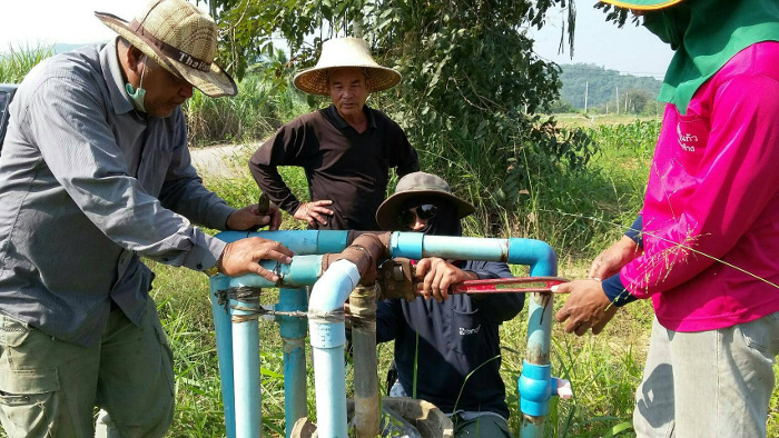 ชาวชุมชนร่วมซ่อมแซมระบบท่อ ส่งน้ำ