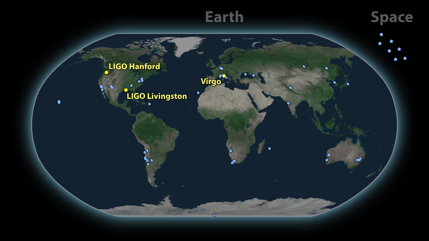 แผนที่แสดงตำแหน่งหอดูดาวกว่า 70 แห่งทั่วโลกและในอวกาศ ที่เข้าร่วมการสังเกตการณ์สัญญาณแม่เหล็กไฟฟ้า ของคลื่นความโน้มถ่วง รวมไปถึงกล้องโทรทรรศน์ของโครงการ GOTO ที่สถาบันวิจัยดาราศาสตร์แห่งชาติฯ เข้าร่วม