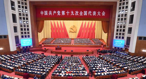 พิธีเปิดการประชุมสมัชชาใหญ่พรรคคอมมิวนิสต์จีน หรือซีพีซี ชุดที่ 19 ณ มหาศาลาประชาคม กรุงปักกิ่ง เมื่อวันที่ 18 ต.ค. (ภาพ Xinhua)