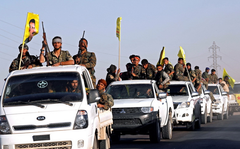คาราวานรถกระบะของกองกำลัง SDF ขณะแล่นผ่านเมืองอัยน์อิซซา (Ain Issa) ในซีเรีย เมื่อวันที่ 16 ต.ค.
