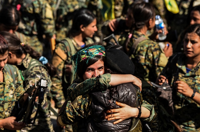 นักรบหญิงของกองกำลังประชาธิปไตยซีเรีย (เอสดีเอฟ) รวมตัวกันในระหว่างการเฉลิมฉลองที่จุตุรัสอัล-นาอิมในเมืองรอกเกาะห์ (19 ต.ค.)