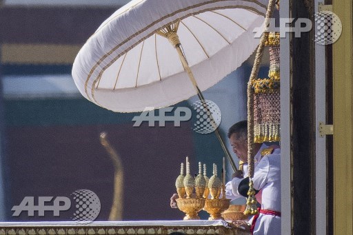 Thai King Maha Vajiralongkorn sorts through the remains of his father, the late Thai king Bhumibol Adulyadej, the morning after he was cremated at the Royal Crematorium of the Grand Palace in Bangkok on October 27, 2017. Anthony Wallace/AFP