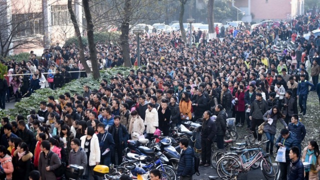 ชาวจีนหลายร้อยคนเรียงแถวเตรียมเข้าสนามสอบบรรจุเป็นเจ้าหน้าที่รัฐ ที่เมืองเหอเฝย เมื่อเดือนพ.ย. ปี 2559 (แฟ้มภาพ ซินหวา)