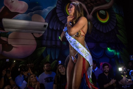 Rosie Oliveira from Amazonas reacts after winning the Miss Bumbum Brazil 2017 pageant in Sao Paulo on November 07, 2017. Fifteen candidates are competing in the annual pageant to select the Brazils sexiest female rear end. Nelson Almeida/AFP