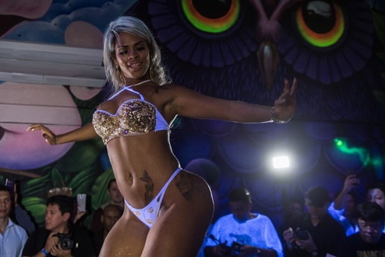 A competitor poses on the catwalk during the Miss Bumbum Brazil 2017 pageant in Sao Paulo on November 07, 2017. Fifteen candidates are competing in the annual pageant to select the Brazils sexiest female rear end. Nelson Almeida/AFP