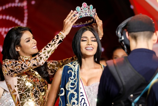 Miss Venezuela 2016 Keysi Sayago (L) crowns Miss Delta Amacuro, Sthefany Gutierrez, after she won the Miss Venezuela 2017 pageant in Caracas, Venezuela November 9, 2017. REUTERS/Marco Bello