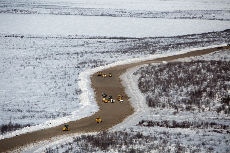 ทางหลวงซึ่งเชื่อมระหว่างเมืองอินูวิก (Inuvik) กับทักโทยักทัก (Tuktoyaktuk) ซึ่งเริ่มก่อสร้างในปี 2014 (ภาพ – The Canadian Press) 